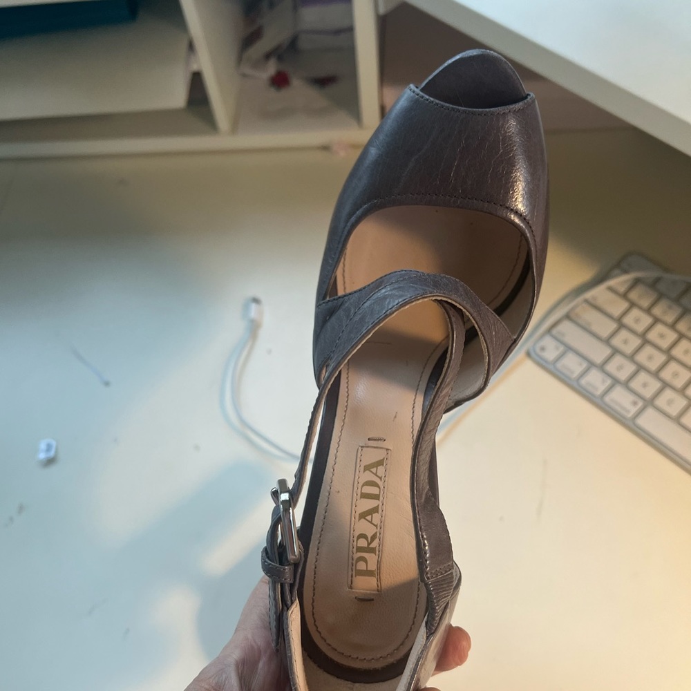 Prada shoes size 38, fits true to its size. Great shape and very flattering.